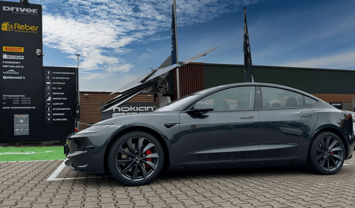 Tesla mit Felge RIAL Lugano Komplettrad Winter